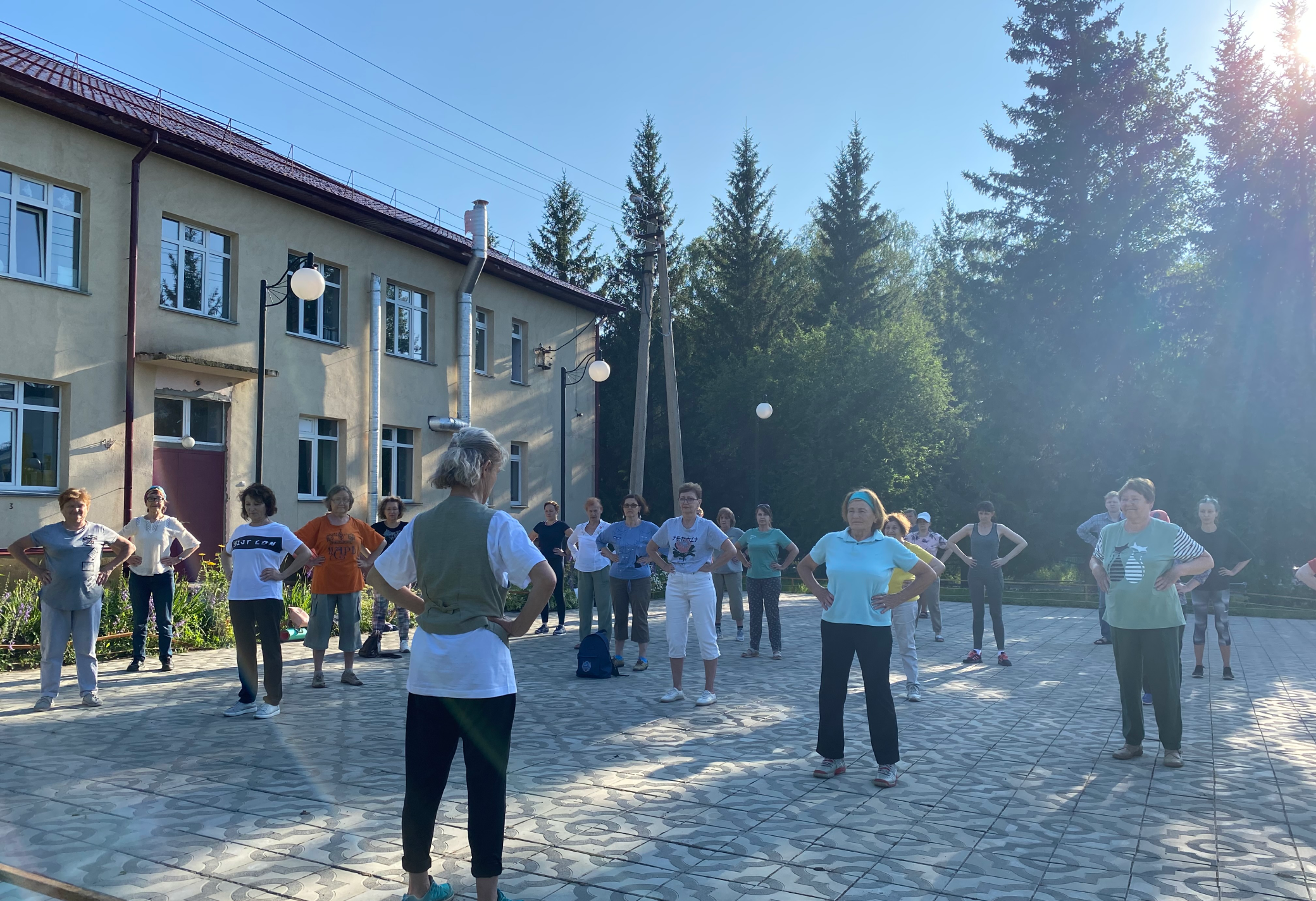 Гимнастика на свежем воздухе в Академгородке в Новосибирске | ЦНМТ